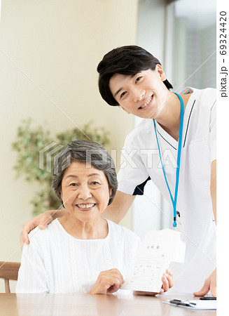 訪問薬剤師とシニア女性【在宅医療】 訪問薬剤師とシニア女性【在宅医療】 69324420