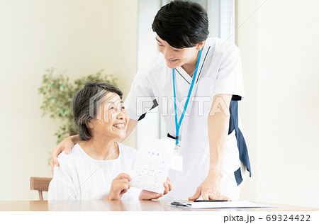 訪問薬剤師とシニア女性【在宅医療】 訪問薬剤師とシニア女性【在宅医療】 69324422