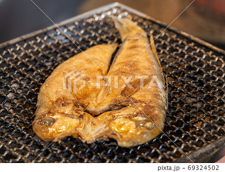 甘鯛（アマダイ）の干物、七輪で炭火焼 69324502