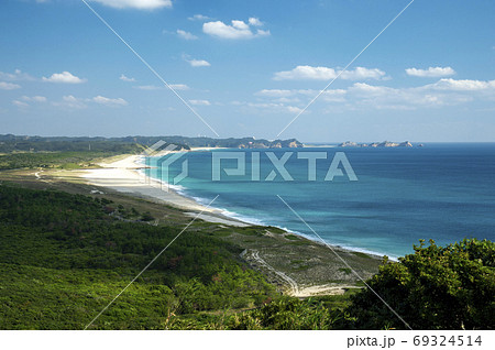 鹿児島県　種子島　南種子町の七色観望所から門倉・前之浜自然公園をのぞむ 69324514