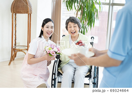介護イメージ　介護士に誕生日を祝ってもらうシニア女性 69324664