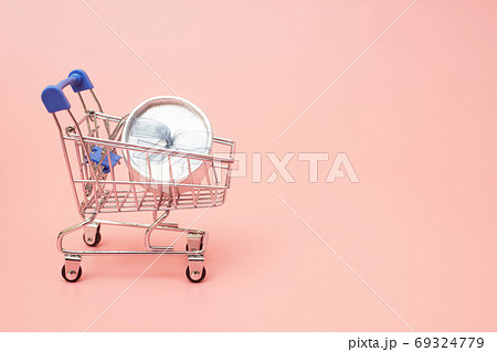 concept black friday, gift boxes with shopping cart on pink pastel background, copy space, flatlay 69324779