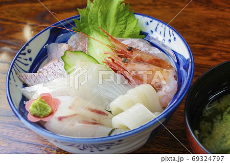 地元の魚介類を使った海鮮丼 69324797