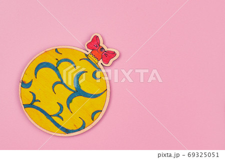 christmas decoration on pink background isolate, copyspace, layout 69325051