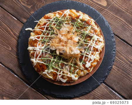 お好み焼き。日本の大阪でよく食べられてるマヨネーズとソースがかかった粉もの料理。 お好み焼き。日本の大阪でよく食べられてるマヨネーズとソースがかかった粉もの料理。 69325073