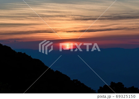 伊吹山から見た夏の夕日の情景＠滋賀 69325150