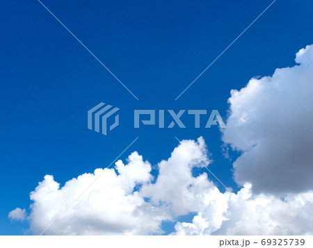 東京の夏空と雲 69325739