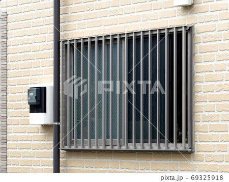 面格子のついた窓 69325918