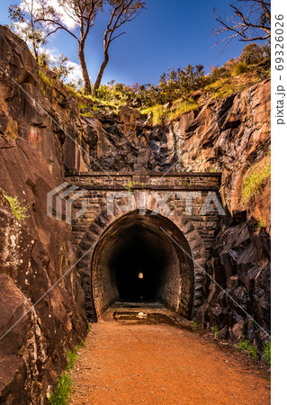 岩に囲まれた山の古いトンネル 岩に囲まれた山の古いトンネル 69326026