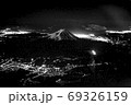 街明かりに照らされる富士山 69326159