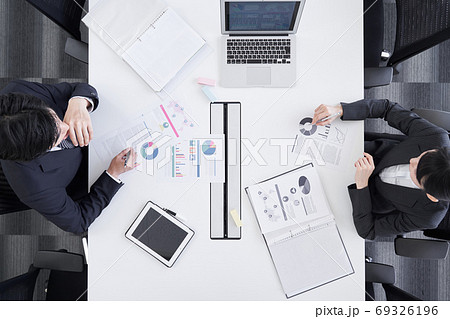 会議室でミーティングをする日本人ビジネスパーソン 69326196