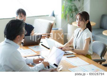 デスクワークのビジネスウーマン 69326794