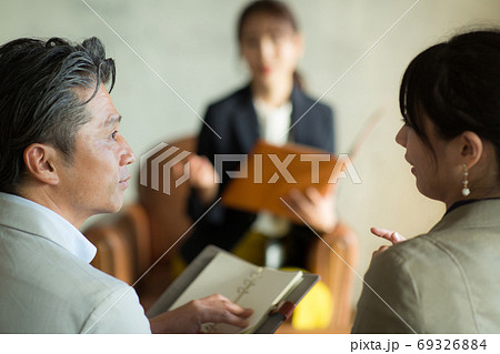 打合せをするビジネスシーン 69326884