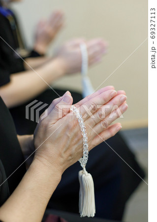 合掌する女性の手 合掌する女性の手 69327113