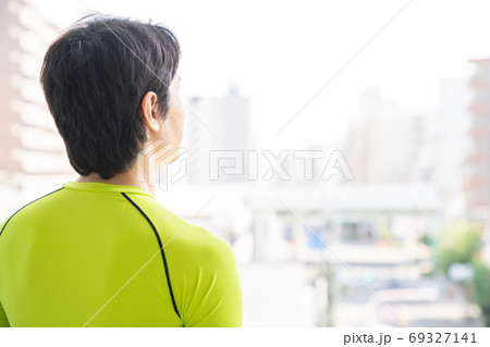ミドル男性　フィットネスイメージ　後ろ姿 69327141
