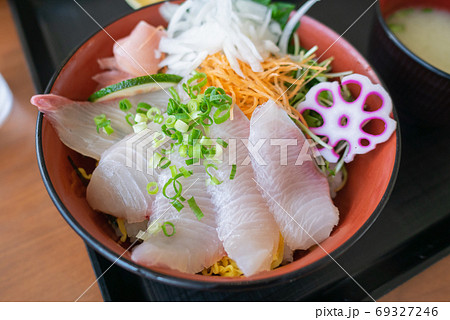 鹿児島県 指宿市 山川港の新鮮カンパチ丼 鹿児島県 指宿市 山川港の新鮮カンパチ丼 69327246