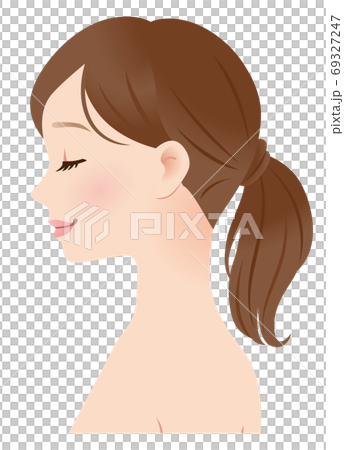 目を閉じた女性の横顔　微笑み 69327247