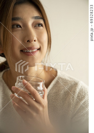 部屋でお酒を飲む女性 部屋でお酒を飲む女性 69328233