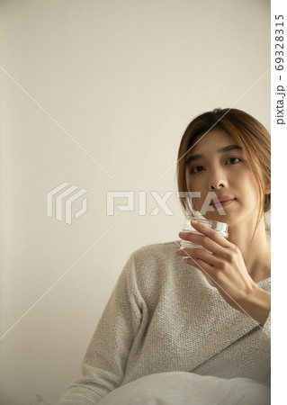 部屋でお酒を飲む女性 部屋でお酒を飲む女性 69328315