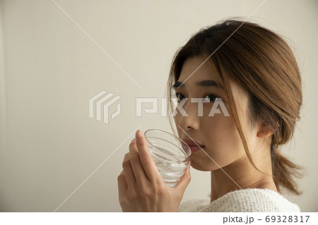 部屋でお酒を飲む女性 部屋でお酒を飲む女性 69328317