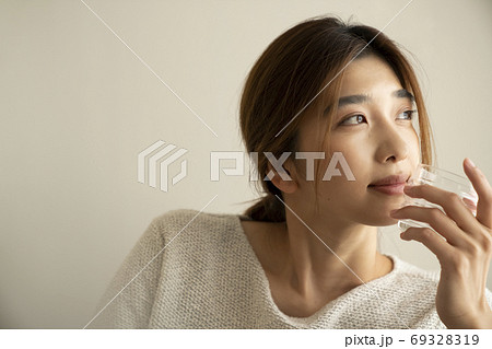 部屋でお酒を飲む女性 69328319