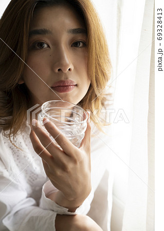 水を飲む女性 69328413