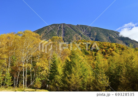 奥日光の菖蒲ヶ浜周辺の紅葉の森と男体山 奥日光の菖蒲ヶ浜周辺の紅葉の森と男体山 69328535