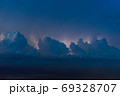 夕暮れの積乱雲と雷 69328707