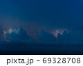 夕暮れの積乱雲と雷 69328708