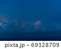 夕暮れの積乱雲と雷 69328709