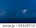 夕暮れの積乱雲と雷 69328710