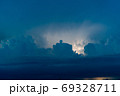 夕暮れの積乱雲と雷 69328711