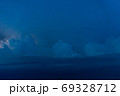 夕暮れの積乱雲と雷 69328712