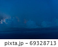 夕暮れの積乱雲と雷 69328713