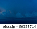 夕暮れの積乱雲と雷 69328714