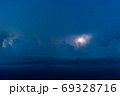 夕暮れの積乱雲と雷 69328716