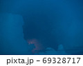 夕暮れの積乱雲と雷 69328717