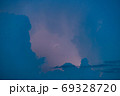 夕暮れの積乱雲と雷 69328720