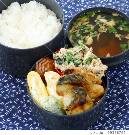 おかずに玉子焼きと魚と付け合わせの入った手作り弁当 69328765