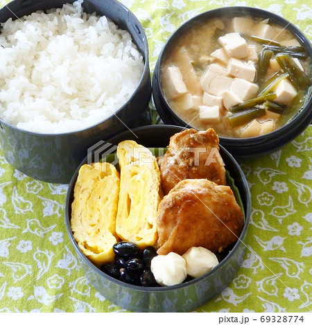 豆腐とにらと油あげの味噌汁付き手作り弁当 豆腐とにらと油あげの味噌汁付き手作り弁当 69328774