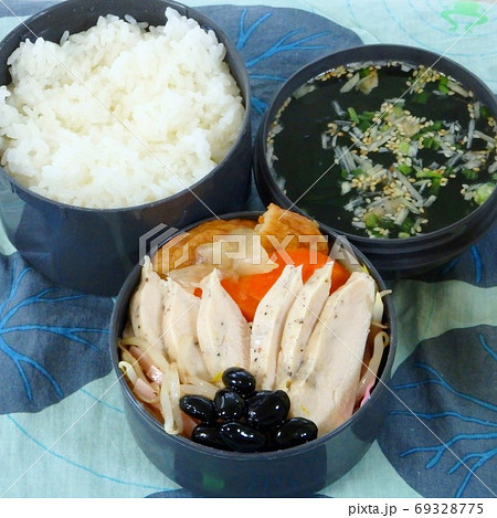 おかずに鶏ハムの入った手作り弁当 おかずに鶏ハムの入った手作り弁当 69328775