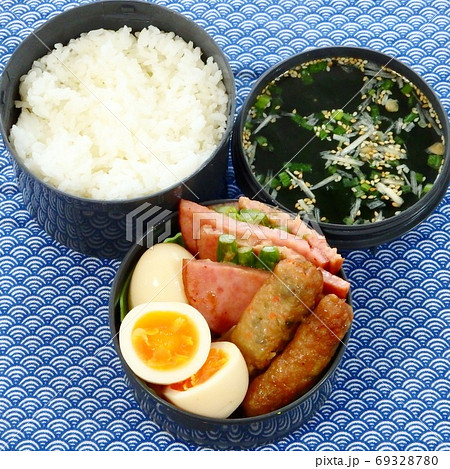 おかずに味付玉子の入った手作り弁当 おかずに味付玉子の入った手作り弁当 69328780