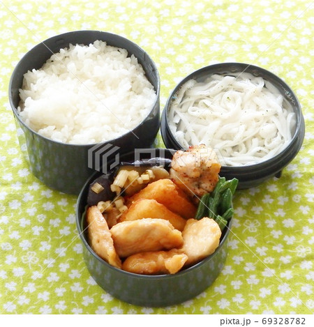 サイドメニューにうどんの付いた手作り弁当 サイドメニューにうどんの付いた手作り弁当 69328782