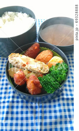 ブロッコリーで彩りを添えたありあわせの手作り弁当 ブロッコリーで彩りを添えたありあわせの手作り弁当 69328888