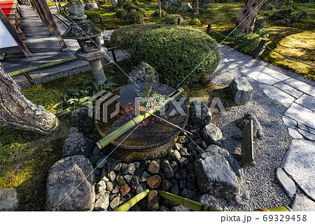 京都 12月 瑞巌山圓光寺 蹲踞と水琴窟の写真素材