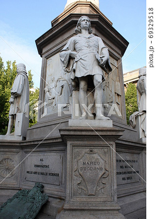 Leonardo da Vinci statue with his disciples at his feet in Piazza della Scala, Milan, Lombardy, Italy, Leonardo da Vinci statue with his disciples at his feet in Piazza della Scala, Milan, Lombardy, Italy, 69329518