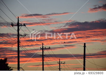 茜色に染まる朝焼け雲　　日の出の朝焼け雲 69329800