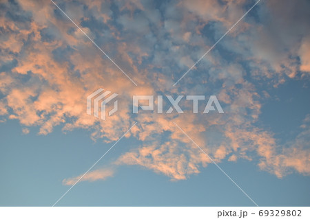 茜色に染まる朝焼け雲　　日の出の朝焼け雲 69329802