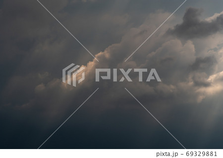 夏空 晩夏の空を覆う雨雲とこぼれる陽の光 b-2 高コントラスト 夏空 晩夏の空を覆う雨雲とこぼれる陽の光 b-2 高コントラスト 69329881