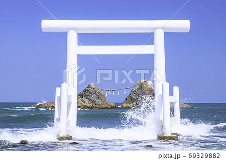 福岡県 糸島市 二見ヶ浦の白い鳥居と夫婦岩 福岡県 糸島市 二見ヶ浦の白い鳥居と夫婦岩 69329882